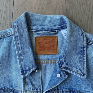 Aritzia Levi’s Trucker Jacket Medium Wash 10/10 Condition Like New Size Medium